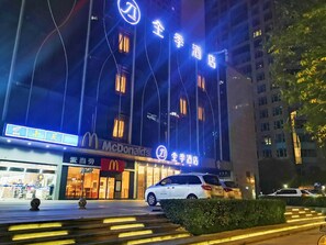 Un hotel con un restaurante McDonald's en la planta baja.