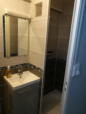 Bathroom - Le Cocon des Monts dOr (Saint-Germain-au-Mont-d'Or)