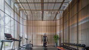 Ett modernt gym med en mängd olika träningsredskap, inklusive löpband, motionscykel och styrketräningsmaskiner.