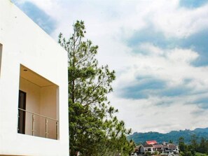 Exterior - Are You And I Bed and Breakfast (Bandung)