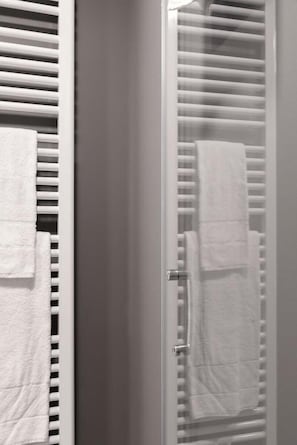 A bathroom with a towel rack and a towel hanging on it. - Joyn Cologne (Cologne)