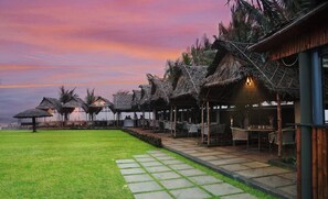Outdoor dining - Welcomhotel Kences Palm Beach (Tirukalukundram)