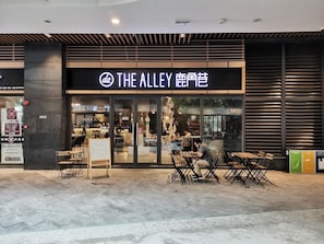 Un restaurant appelé « The Alley », doté d’une terrasse et d’un décor intérieur moderne.