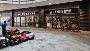 Een modern winkelcentrum interieur met een foodcourt.