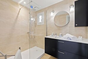 Shower, towels - Saint-Endréol, Golf & Spa 2 bedrooms, La Motte, France (La Motte)