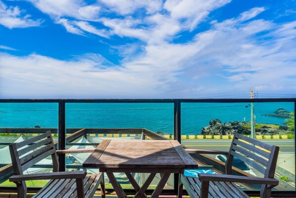 Outdoor dining - Aewol Cutiepie Hotel (Jeju City)