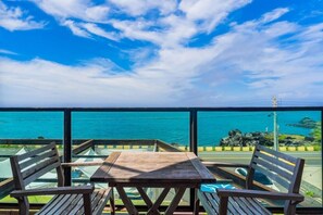 Outdoor dining - Aewol Cutiepie Hotel (Jeju City)