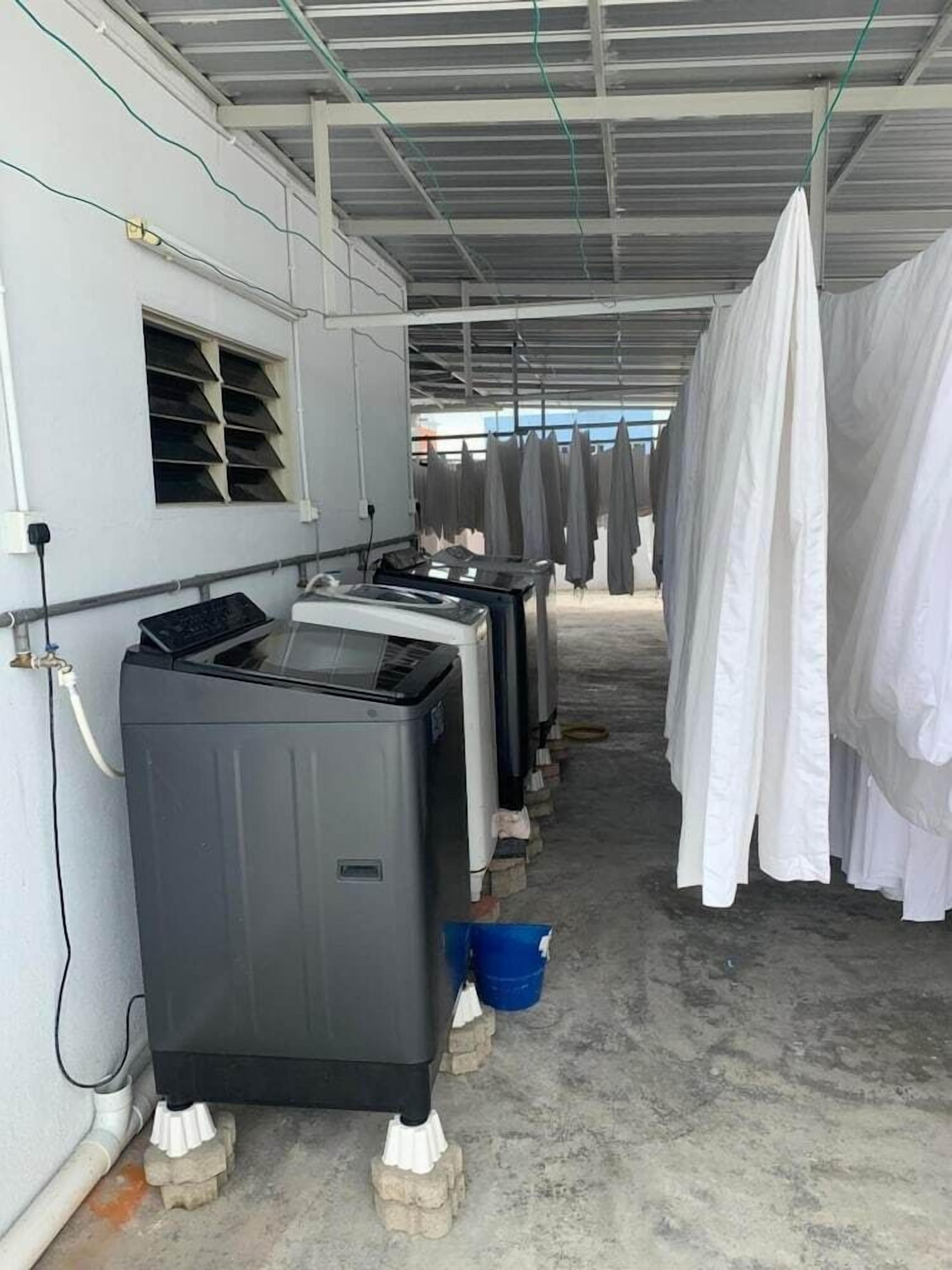 Una hilera de unidades de aire acondicionado de estilo industrial en un espacio tipo almacén, con suelo de hormigón y vigas de metal.