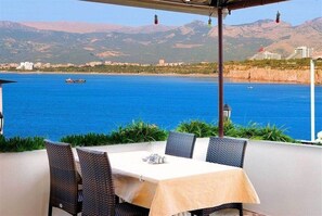 Outdoor dining - Ozmen Otel (Antalya)