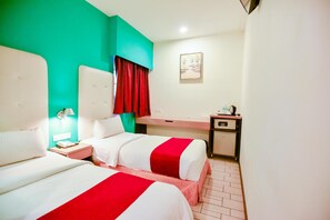 Une chambre d’hôtel avec deux lits, un bureau, une table de chevet, un rideau rouge et un tableau au mur.
