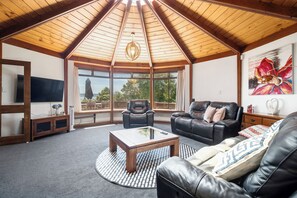 Living area - Aquarius home with vintage aesthetic and Lakeview (Rotorua)