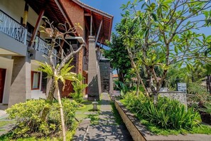 Property grounds - D Djabu Guest House Echo Beach (Canggu)