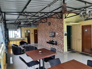 Dining - Bubble Beds Hostel (Kolkata)