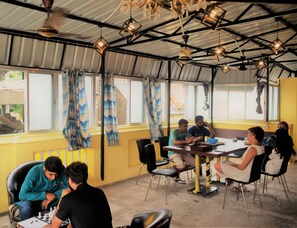 Dining - Bubble Beds Hostel (Kolkata)