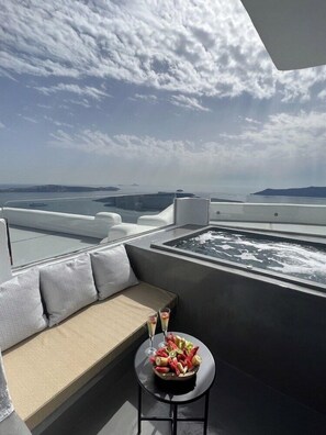 Outdoor spa tub - Kafieris View (Santorini)