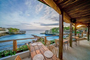 Outdoor dining - Blue Lagoon Avia Villas (Ceningan Island)