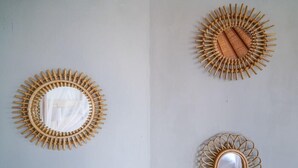 Three wall-mounted mirrors with different designs. - Blue Lagoon Avia Villas (Ceningan Island)