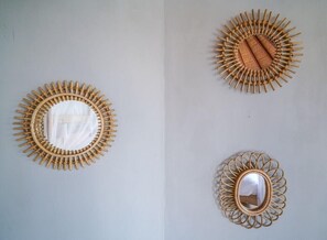 Three wall-mounted mirrors with different designs. - Blue Lagoon Avia Villas (Ceningan Island)
