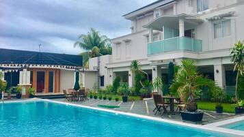 Kolam renang outdoor