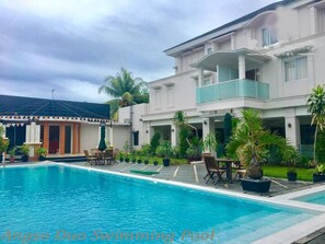 Outdoor pool - Kawana Hotel (Padang)