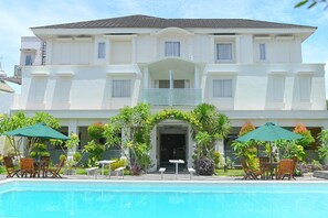 Outdoor pool - Kawana Hotel (Padang)