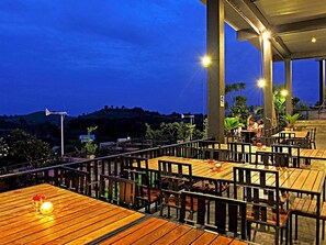 Outdoor dining - Veravian Resort (Wang Nam Khiao)