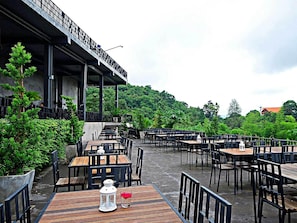 Outdoor dining - Veravian Resort (Wang Nam Khiao)