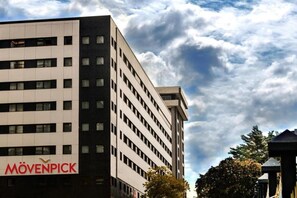 Een meerlaags gebouw met het bord 'MÖVENPICK' op de gevel.