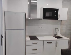 Fridge, microwave, stovetop, dishwasher - Moderno Apartamento Familiar con Wifi y Terraza Cerca del Centro y la Playa (Conil de la Frontera)