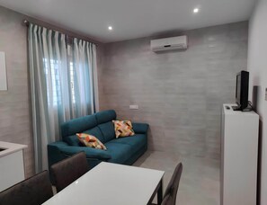 Living area - Moderno Apartamento Familiar con Wifi y Terraza Cerca del Centro y la Playa (Conil de la Frontera)