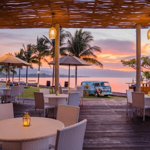 Outdoor dining - Lovina Beach Club And Resort (Buleleng)