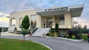 A City Gate Hotel with a modern facade, a covered entrance, and a staircase leading to the main entrance. - City Gate Hotel (Thermi)