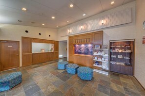 A lobby with a reception desk, a fish tank, and a shoe display. - Hotel Folkloro Kakunodate (Senboku)