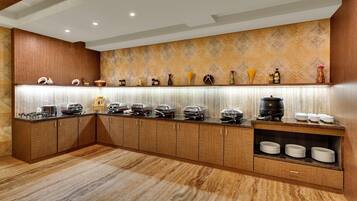 Una cocina moderna con electrodomésticos integrados, armarios de madera y un salpicadero con diseño.