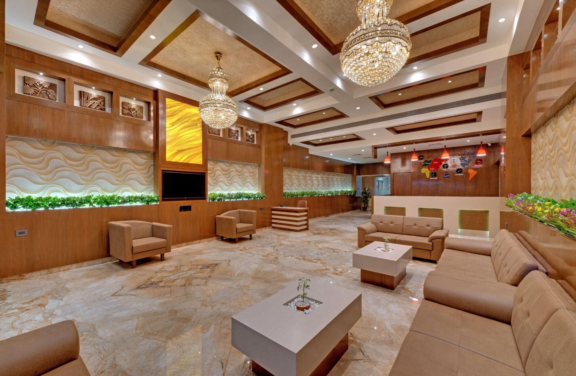 Eine geräumige Lobby mit Marmorboden, Holzvertäfelung und einer großen Chandelier.
