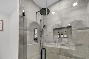 Hair dryer, towels, soap, shampoo - Boca Raton Retreat, Heated Pool, Putting Green, Game Room, Near Beach, Sleeps 7 (Boca Raton)