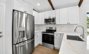 冰箱、微波炉、烤箱、炉灶