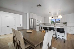 Fridge, microwave, oven, stovetop - Aether - Sparkling Pool & Games - Mins to Old Town (Scottsdale)