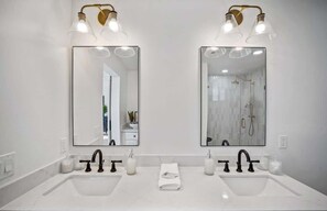 Shower, hair dryer, towels, shampoo - Aether - Sparkling Pool & Games - Mins to Old Town (Scottsdale)