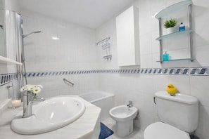 Ein modernes Badezimmer mit Waschbecken, Bidet, Toilette und Dusche.