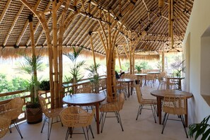 Tempat makan luar