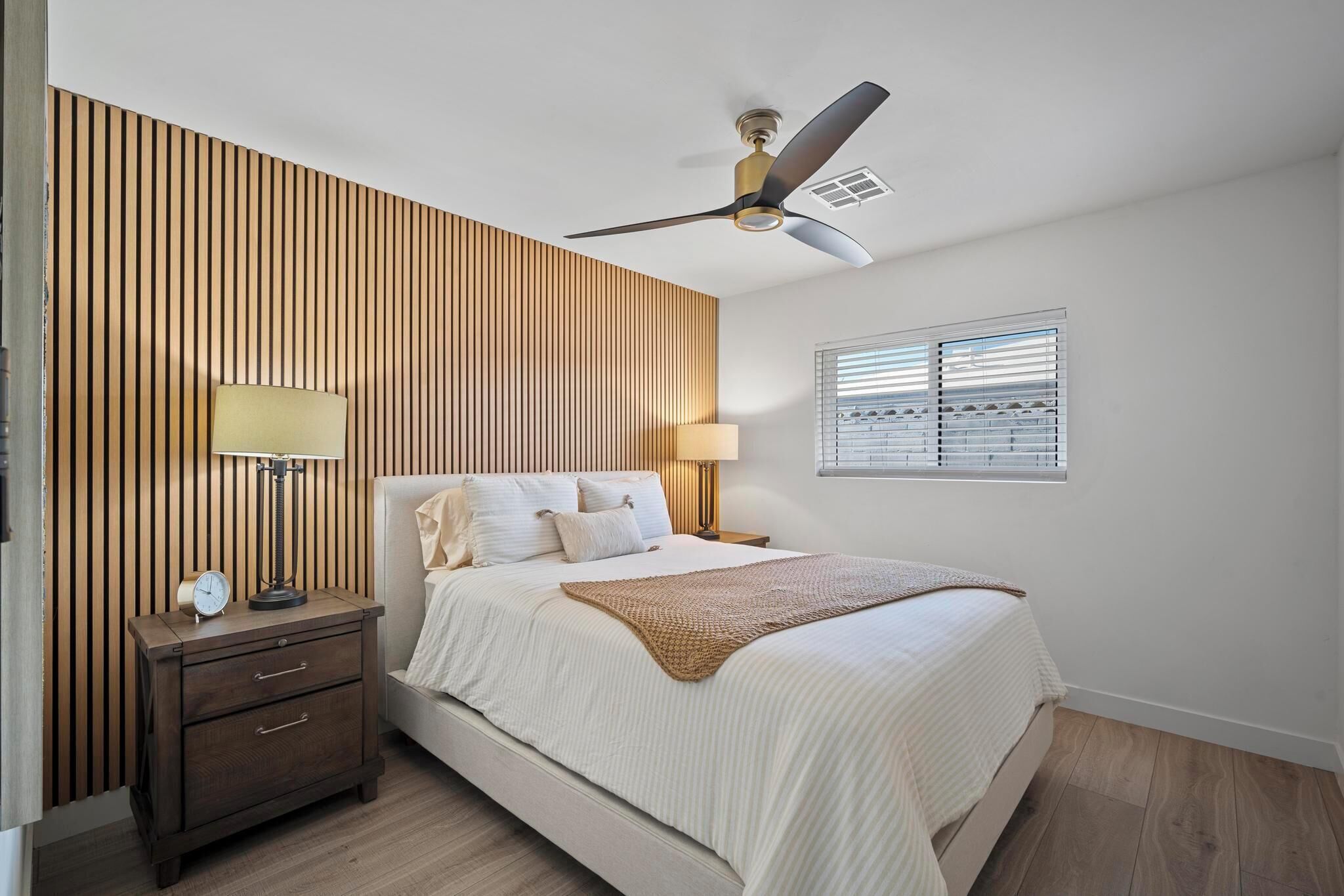 Tabla de planchar con plancha, cuna de viaje y wifi gratis 