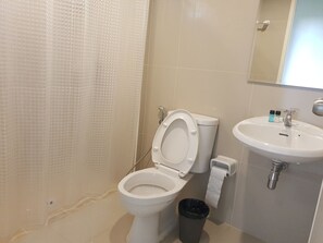 Bathroom - Iresidence Hotel Pathumthani (Khlong Luang)