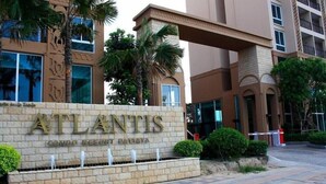 A building with a sign that reads "Atlantis Condo Resort Panama". - Atlantis Condo Resort Pattaya EVT (Pattaya)