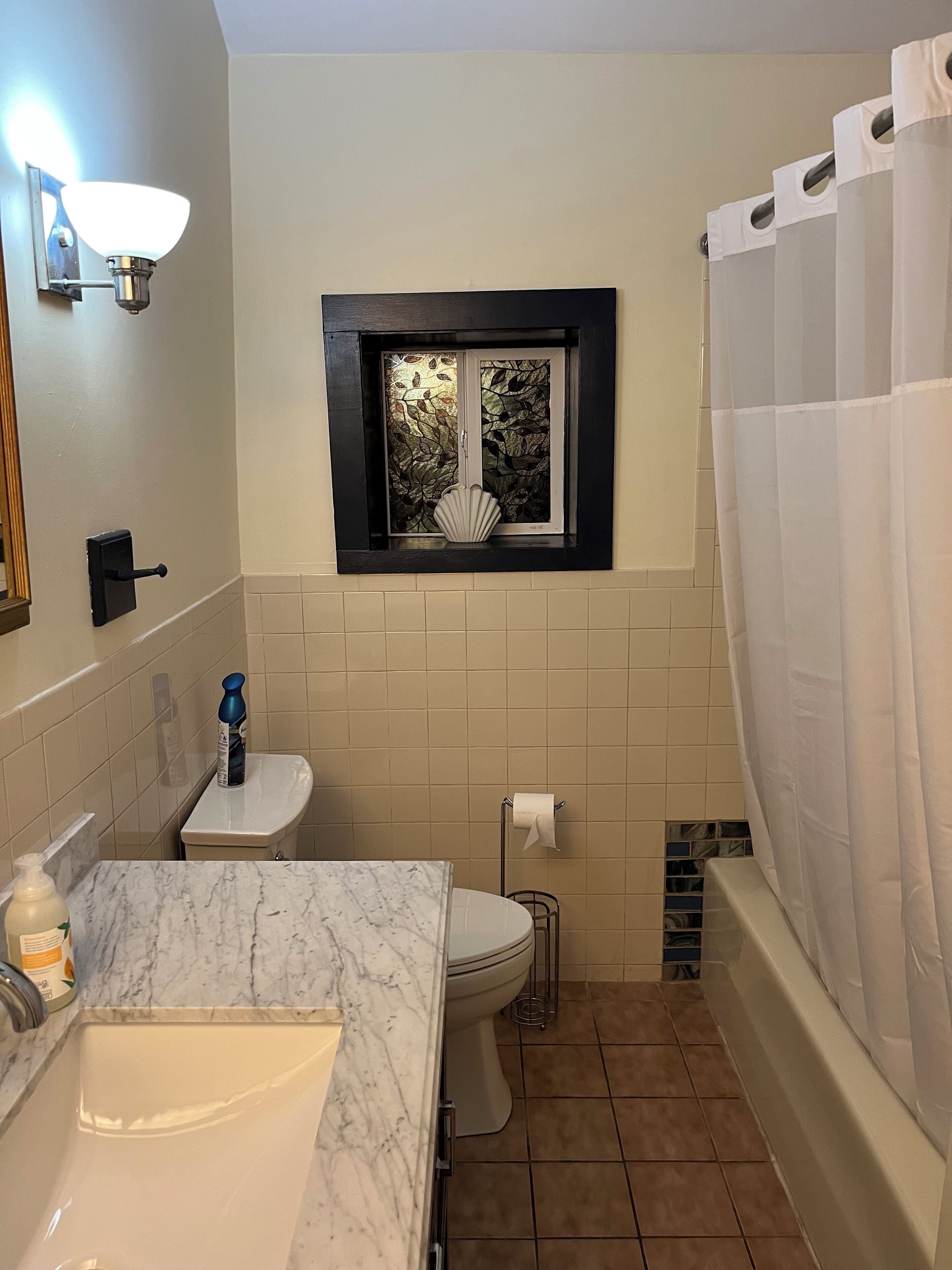 Dusj, hårføner, håndklær og såpe