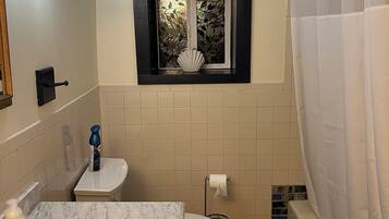 Dusj, hårføner, håndklær og såpe