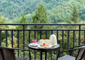 Outdoor dining - Edensor Hills Villa, Resort & Cafe (Bogor)