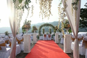 Outdoor banquet area - Edensor Hills Villa, Resort & Cafe (Bogor)