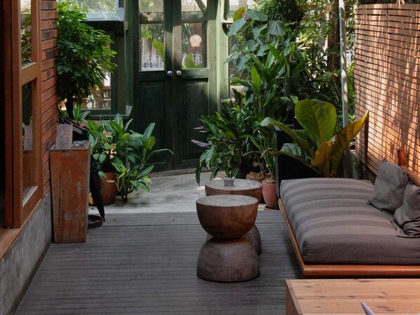 Terrace/patio - The House Tour Hotel Midtown (Bandung)