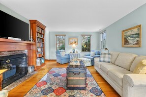 Smart TV - Spacious Dog-Friendly Retreat in Chatham (Chatham)